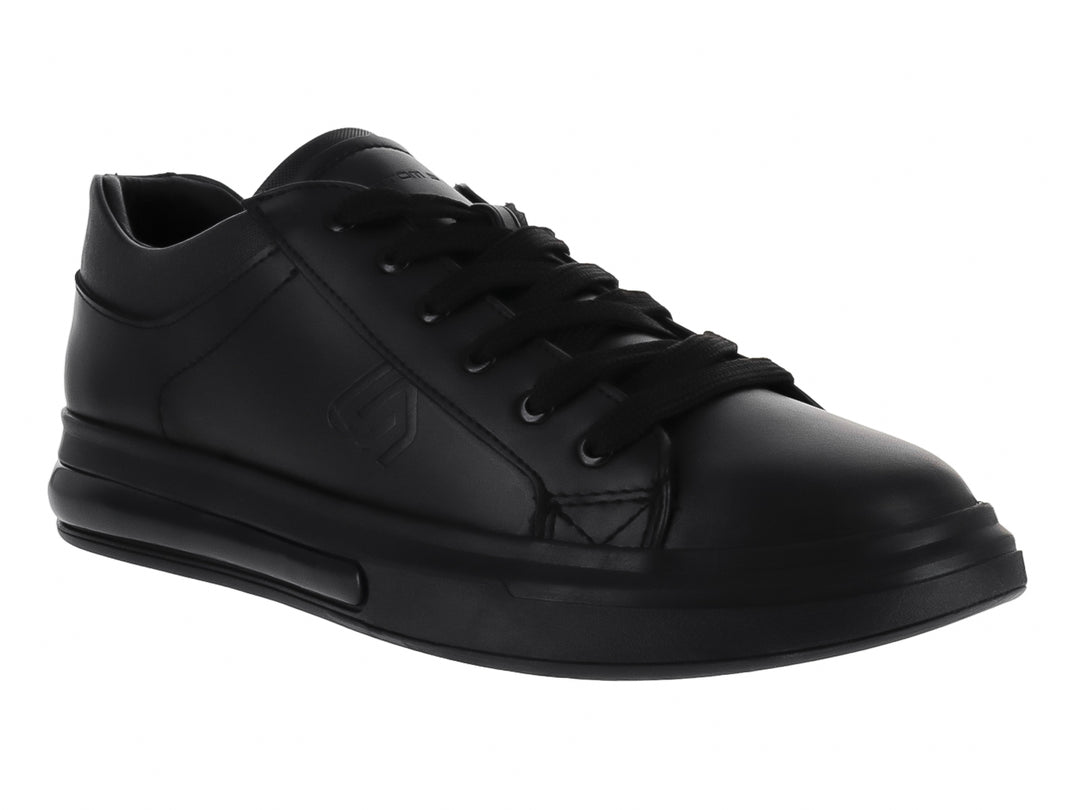 Zapato casual tipo tenis en color negro sólido con agujetas y suela negra.