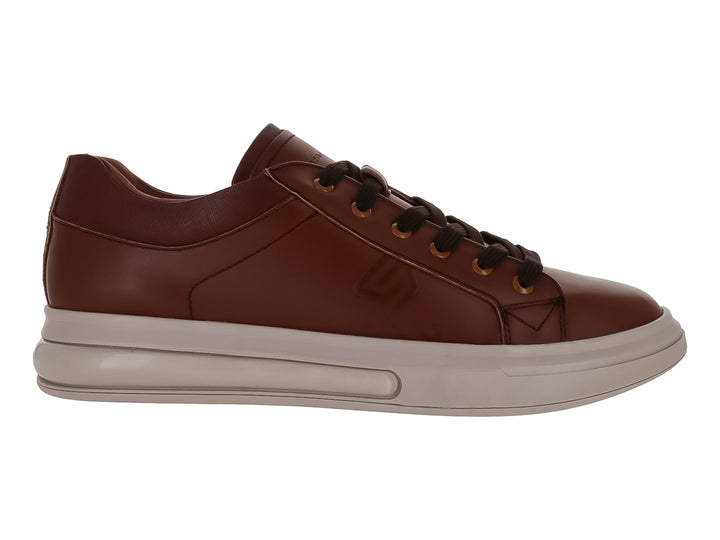 Tenis casuales color camel con suela blanca y cordones marrón oscuro.