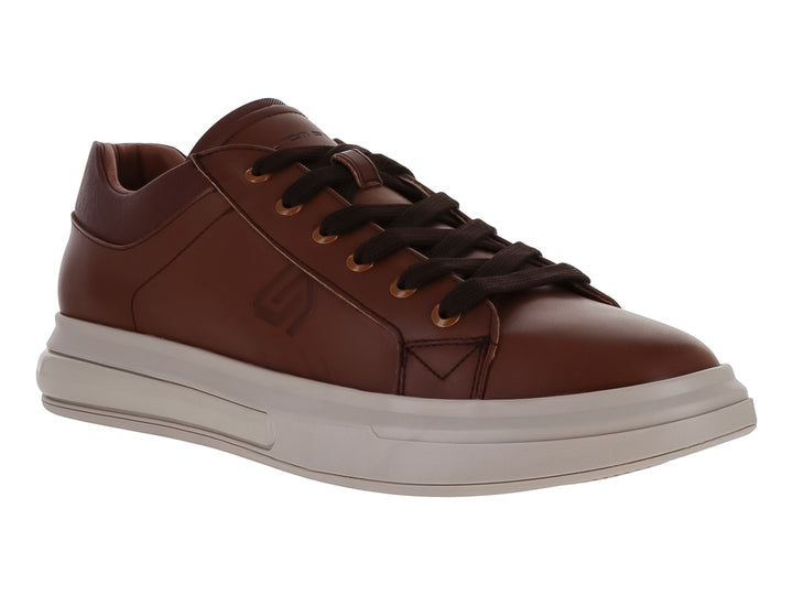 Tenis casuales color camel con suela blanca y cordones marrón oscuro.