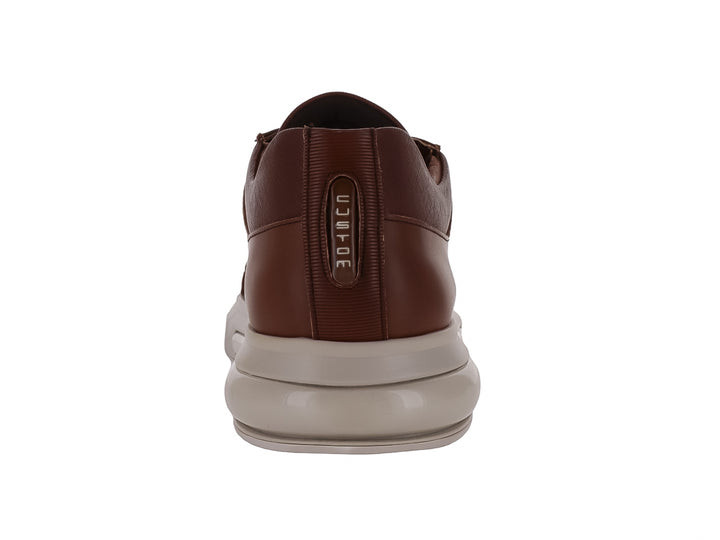 Tenis casuales color camel con suela blanca y cordones marrón oscuro.