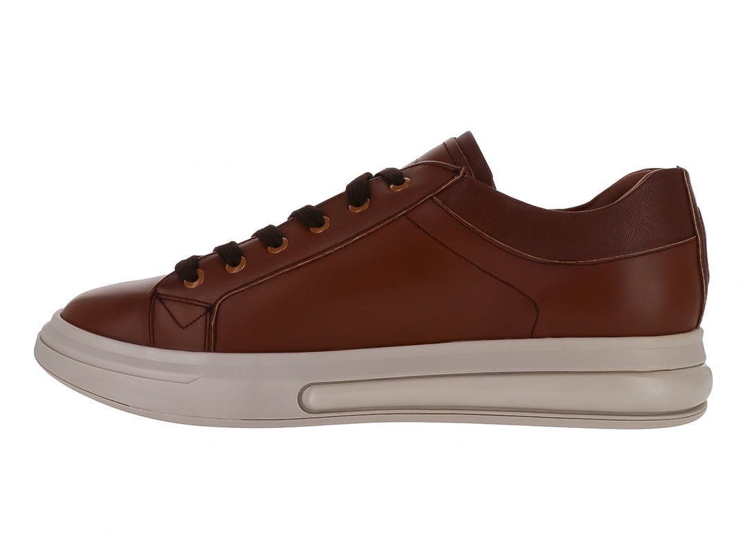 Tenis casuales color camel con suela blanca y cordones marrón oscuro.