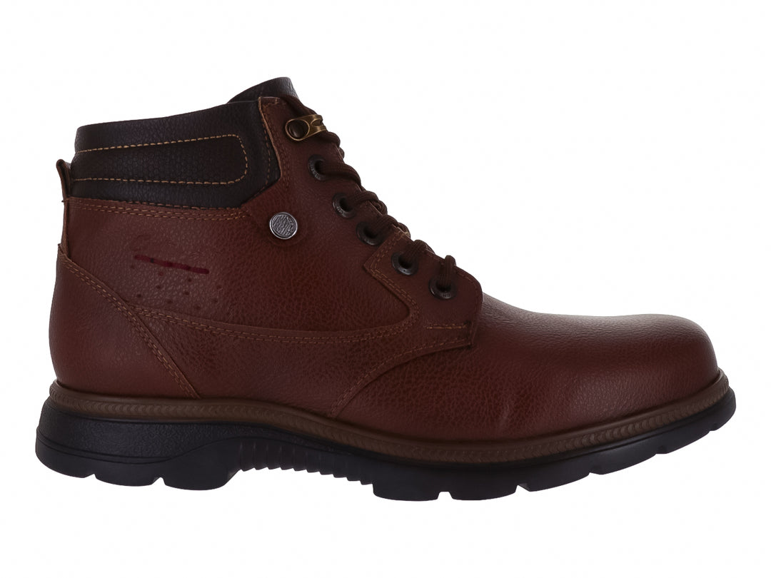 Bota casual color marrón miel con cordones y suela negra.