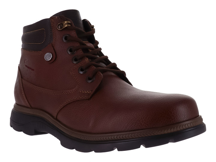 Bota casual color marrón miel con cordones y suela negra.