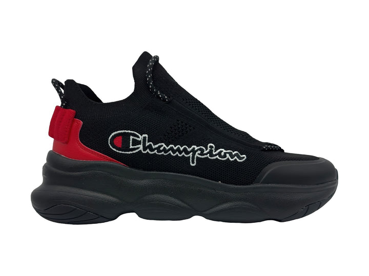 Tenis deportivos Champion color negro con detalle rojo en el talón y suela gruesa.