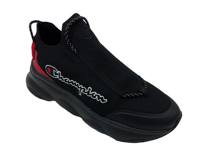 Tenis deportivos Champion color negro con detalle rojo en el talón y suela gruesa.