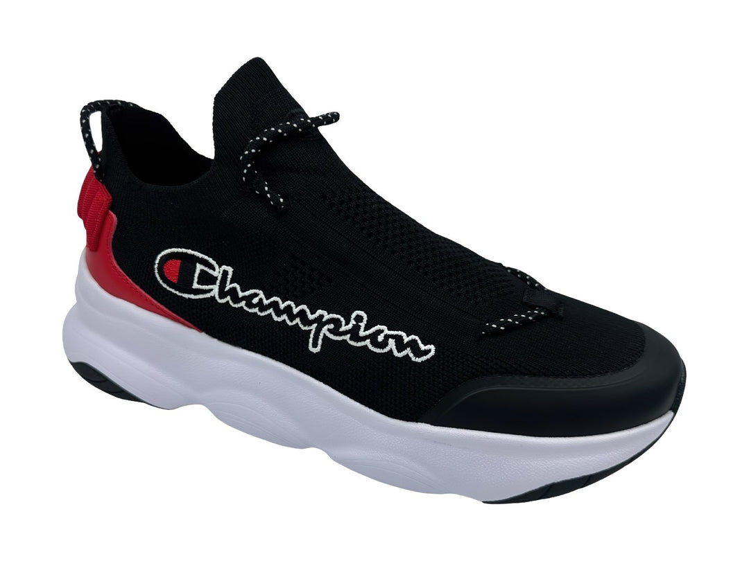 Tenis deportivos Champion color negro con suela blanca ancha y detalle rojo en el talón.