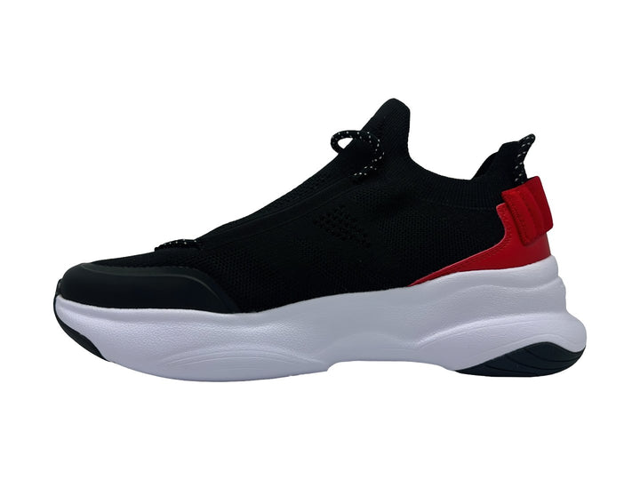 Tenis deportivos Champion color negro con suela blanca ancha y detalle rojo en el talón.