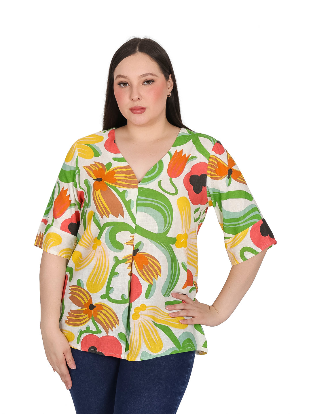 Mujer vistiendo blusa multicolor de manga corta con estampado floral y cuello en V.