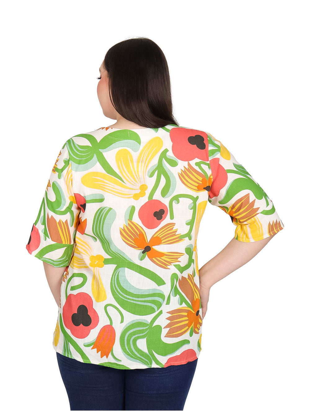 Mujer vistiendo blusa multicolor de manga corta con estampado floral y cuello en V.