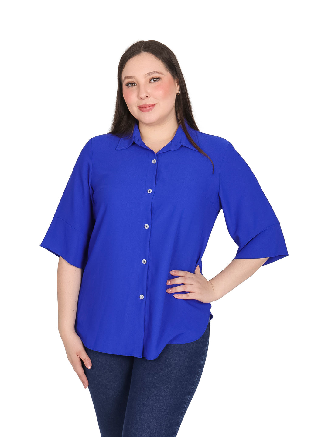 Mujer vistiendo una blusa camisera de color azul royal con botones frontales y manga corta.