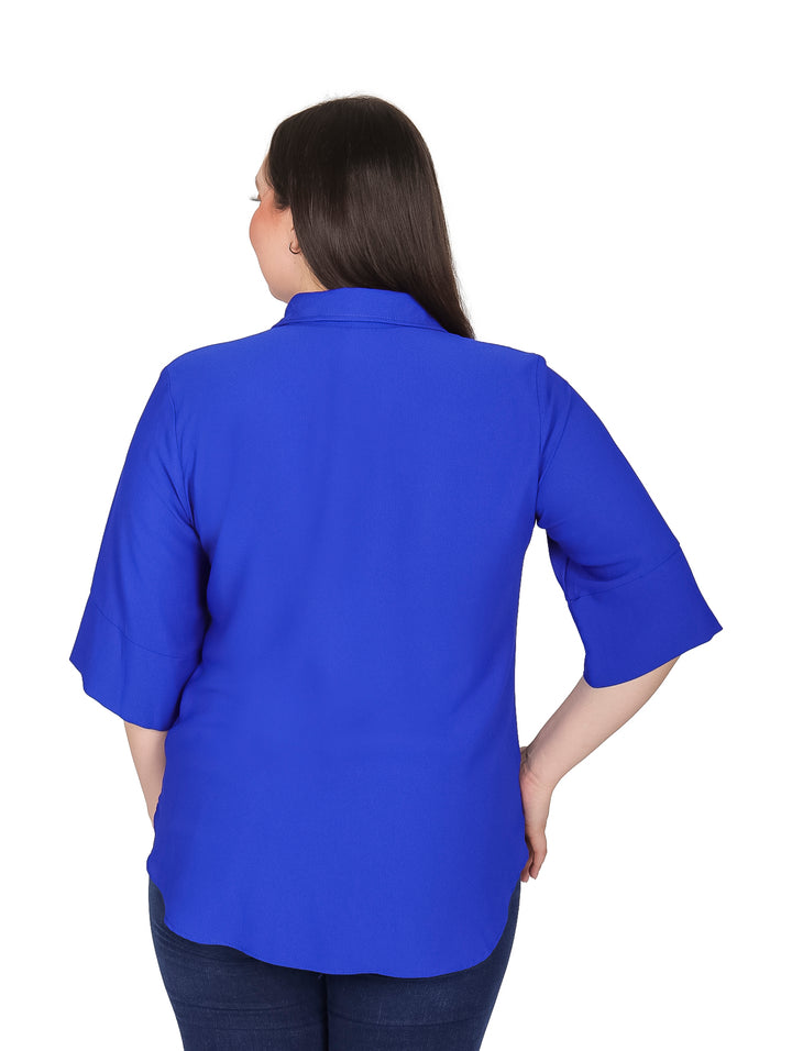 Mujer vistiendo una blusa camisera de color azul royal con botones frontales y manga corta.