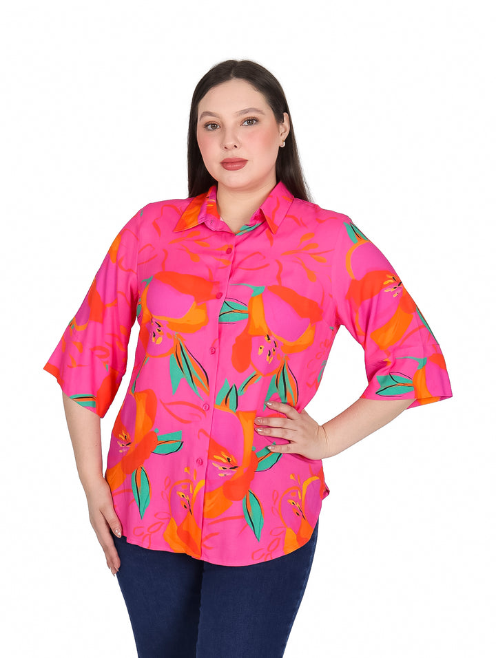 Camisa curvy color fucsia con estampado floral en tonos naranja y verde, manga corta y cuello.