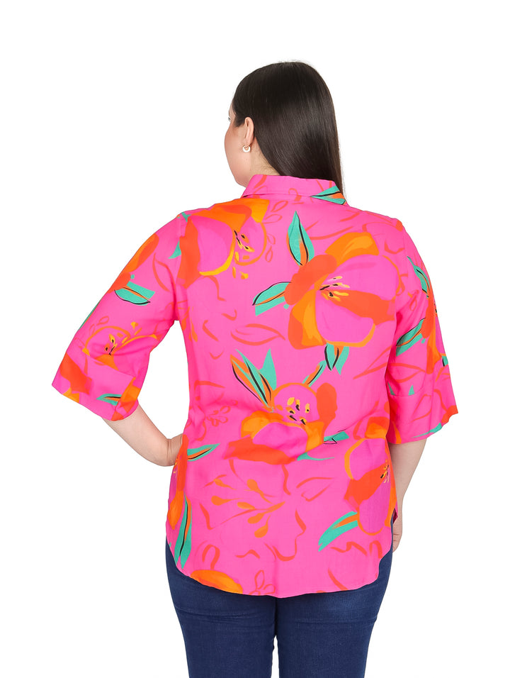 Camisa curvy color fucsia con estampado floral en tonos naranja y verde, manga corta y cuello.