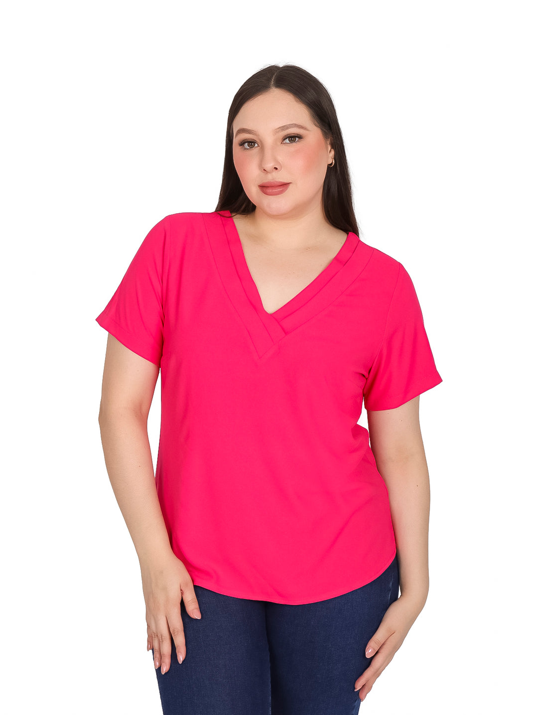Mujer vistiendo una blusa color fucsia de manga corta y cuello en V.