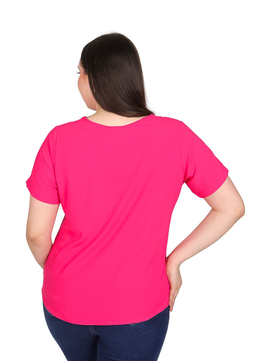 Mujer vistiendo una blusa color fucsia de manga corta y cuello en V.