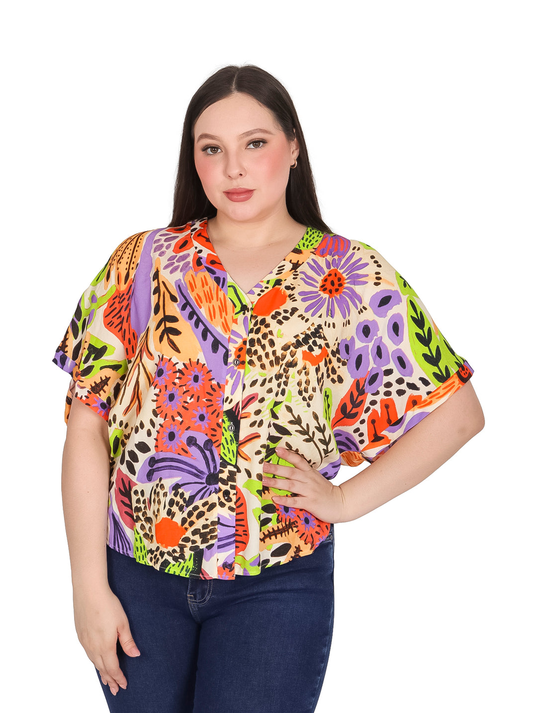 Mujer vistiendo blusa multicolor estampada de manga corta y cuello en V.