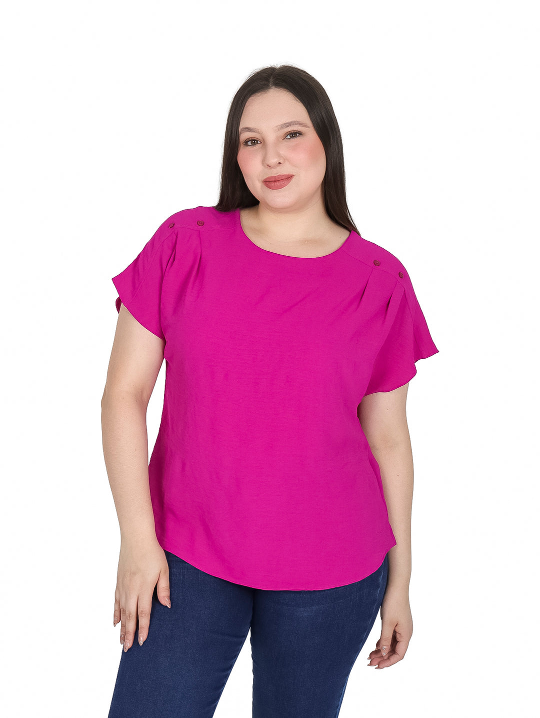 Mujer vistiendo una blusa color bugambilia de manga corta y corte curvy.