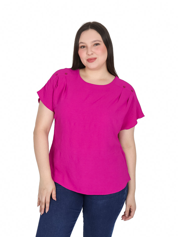 Mujer vistiendo una blusa color bugambilia de manga corta y corte curvy.