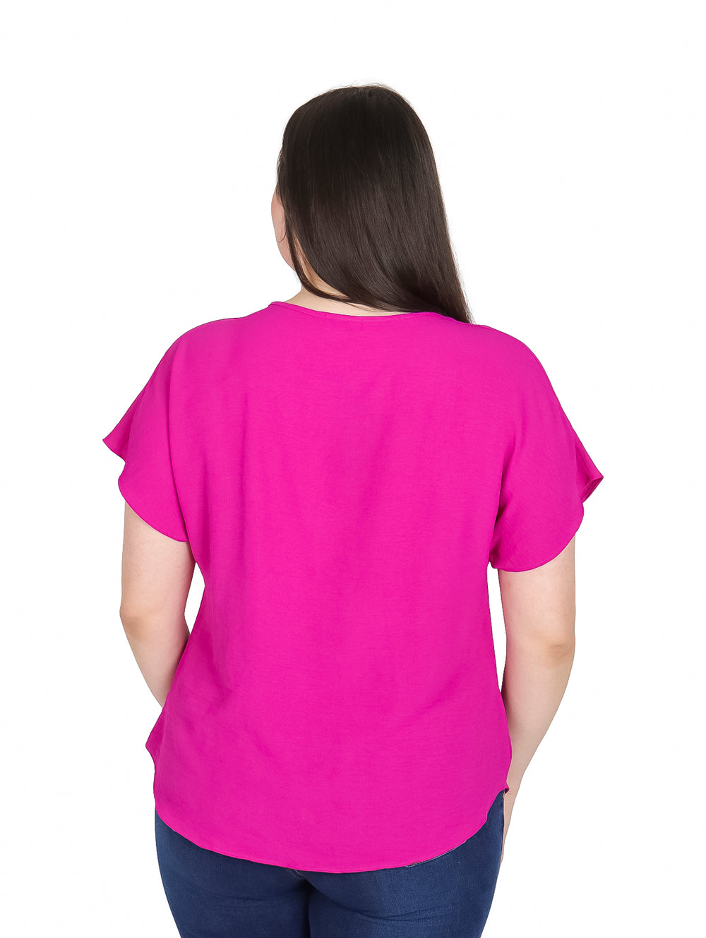 Mujer vistiendo una blusa color bugambilia de manga corta y corte curvy.