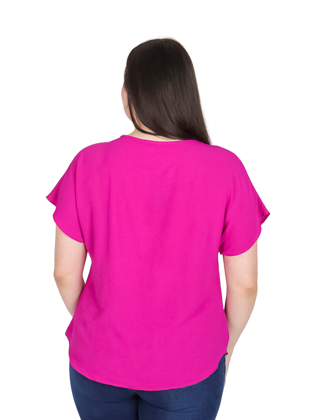 Mujer vistiendo una blusa color bugambilia de manga corta y corte curvy.