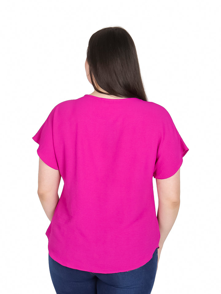 Mujer vistiendo una blusa color bugambilia de manga corta y corte curvy.