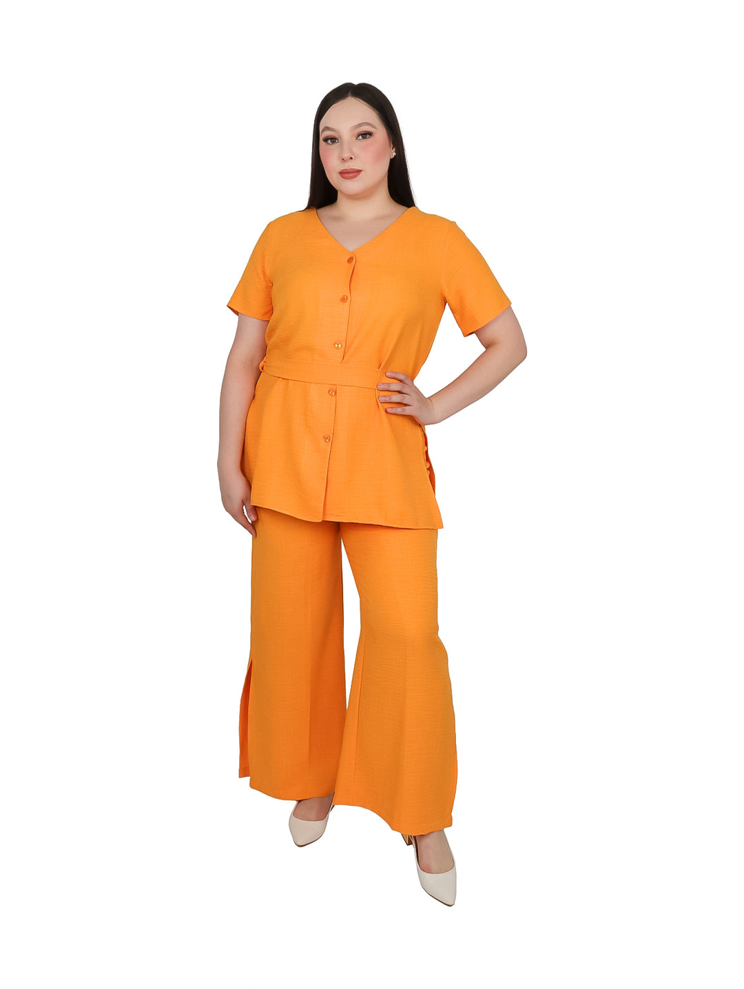 Conjunto de ropa para mujer en color mango, compuesto por blusa con botones y pantalón ancho.