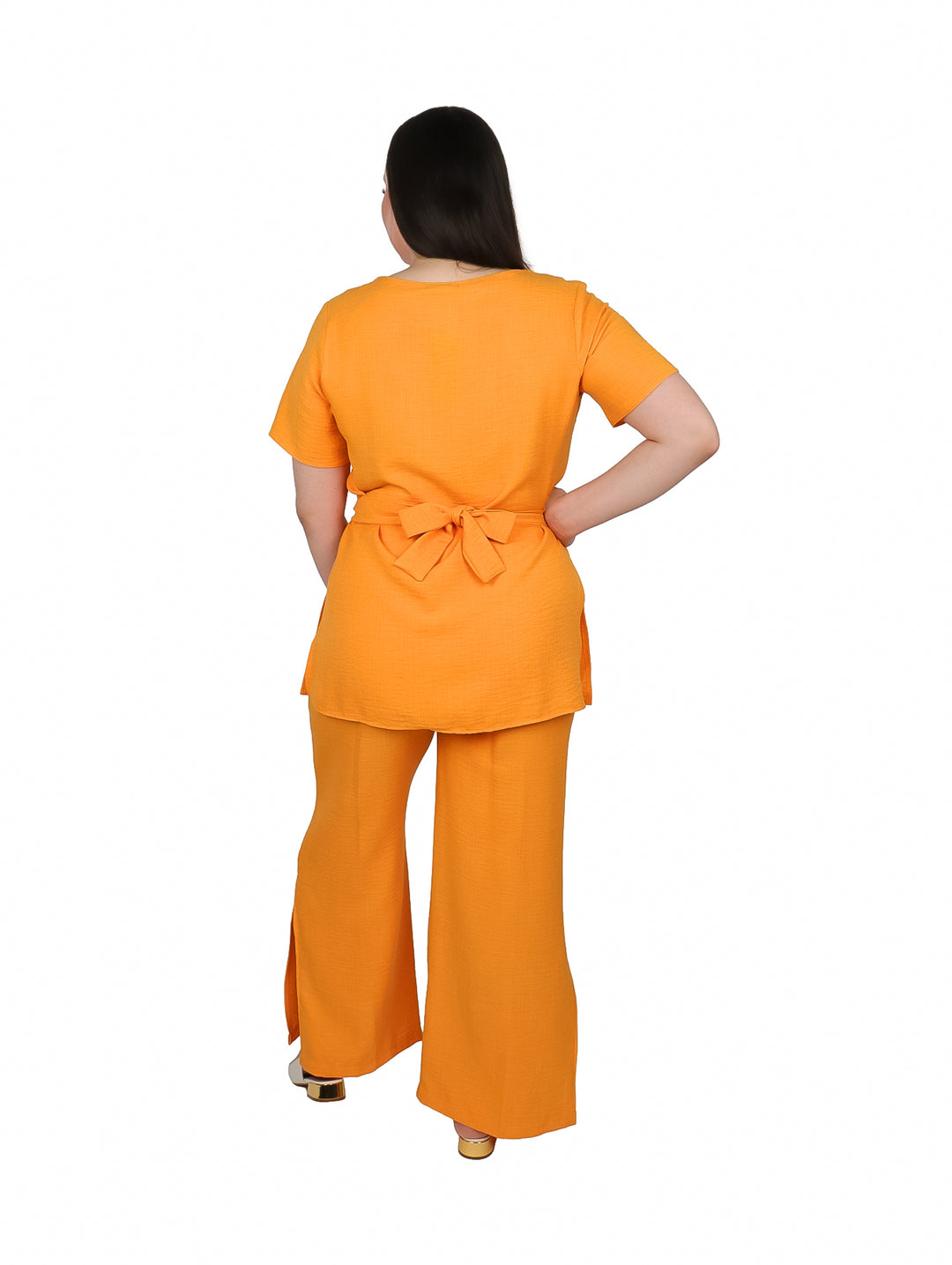 Conjunto de ropa para mujer en color mango, compuesto por blusa con botones y pantalón ancho.
