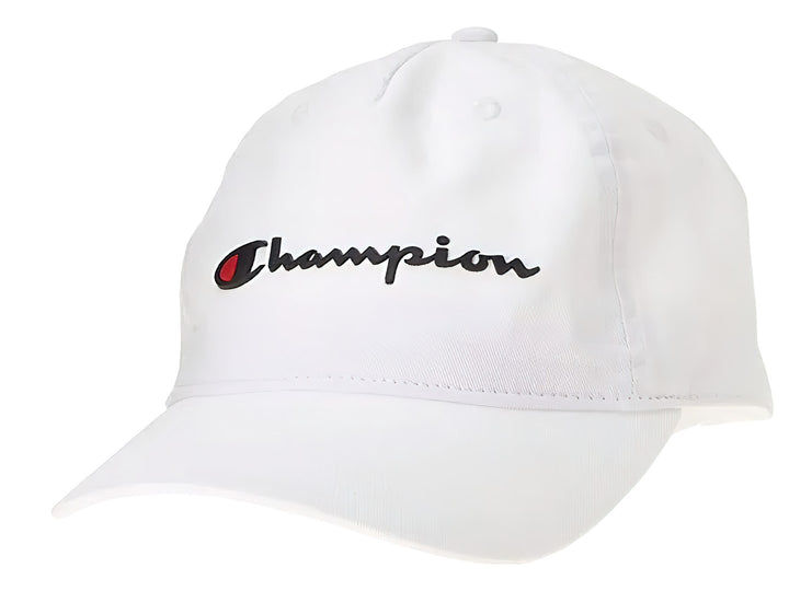 Gorra blanca de estilo dad cap con el logotipo de Champion bordado en negro y rojo en la parte frontal.