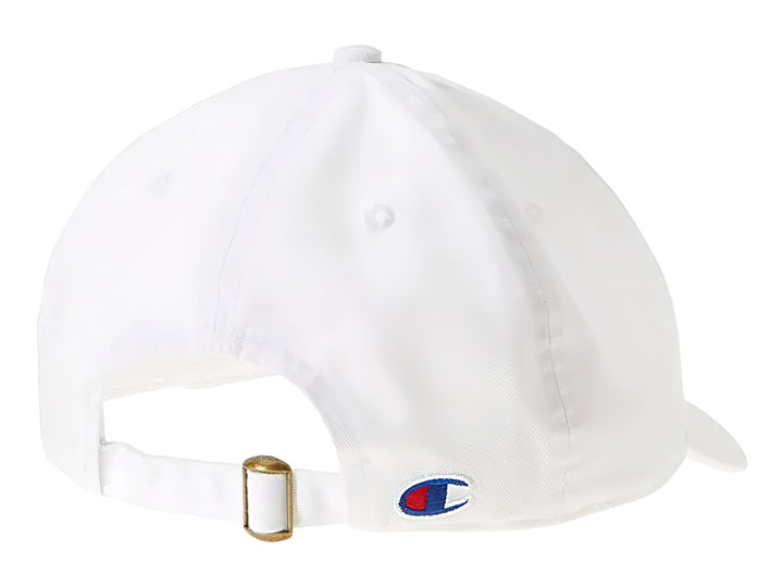 Gorra blanca de estilo dad cap con el logotipo de Champion bordado en negro y rojo en la parte frontal.