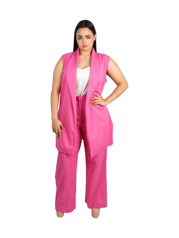 Mujer vistiendo conjunto de chaleco largo y pantalón ancho en color fucsia.