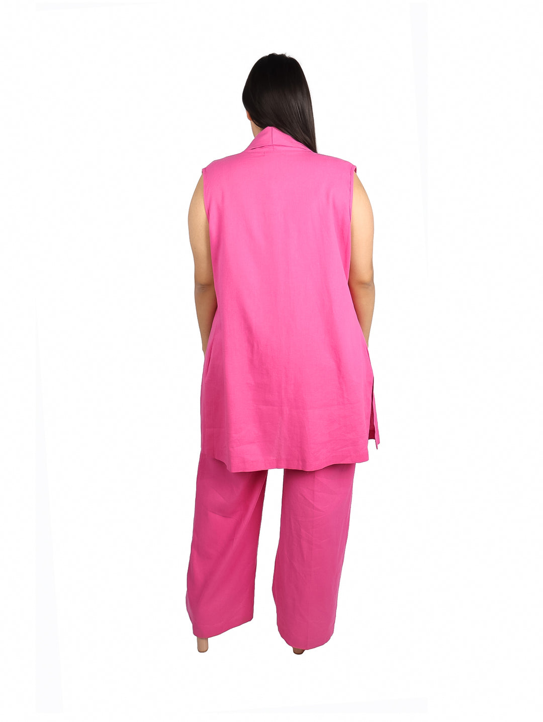 Mujer vistiendo conjunto de chaleco largo y pantalón ancho en color fucsia.