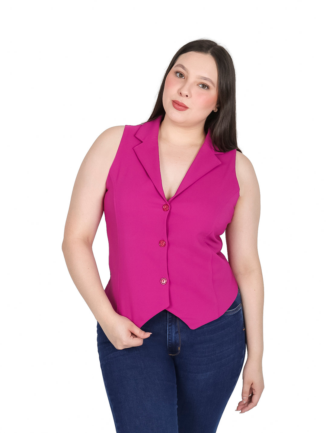Mujer vistiendo un chaleco color bugambilia con botones frontales y solapas.