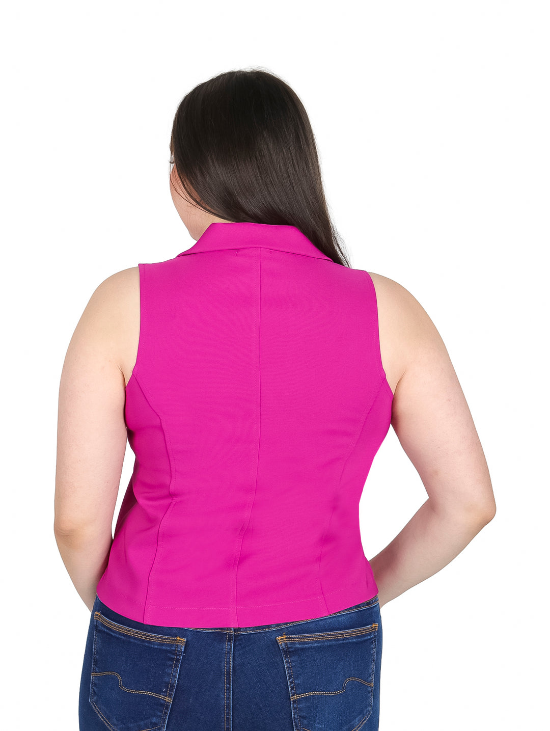 Mujer vistiendo un chaleco color bugambilia con botones frontales y solapas.