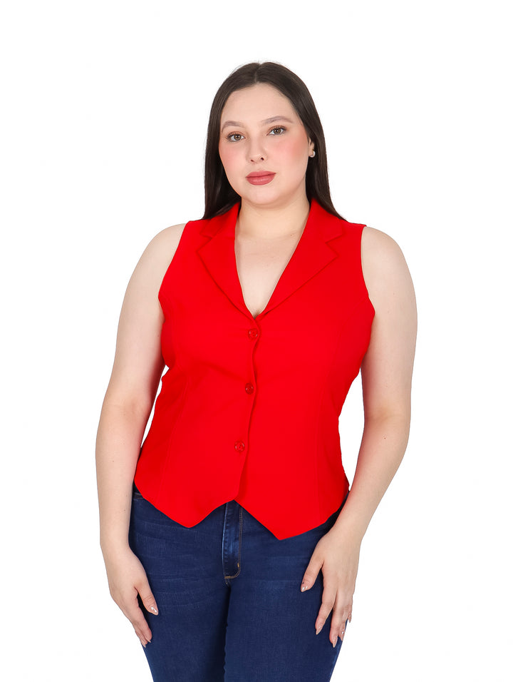 Mujer vistiendo un chaleco rojo abotonado y pantalones vaqueros azules sobre fondo blanco.