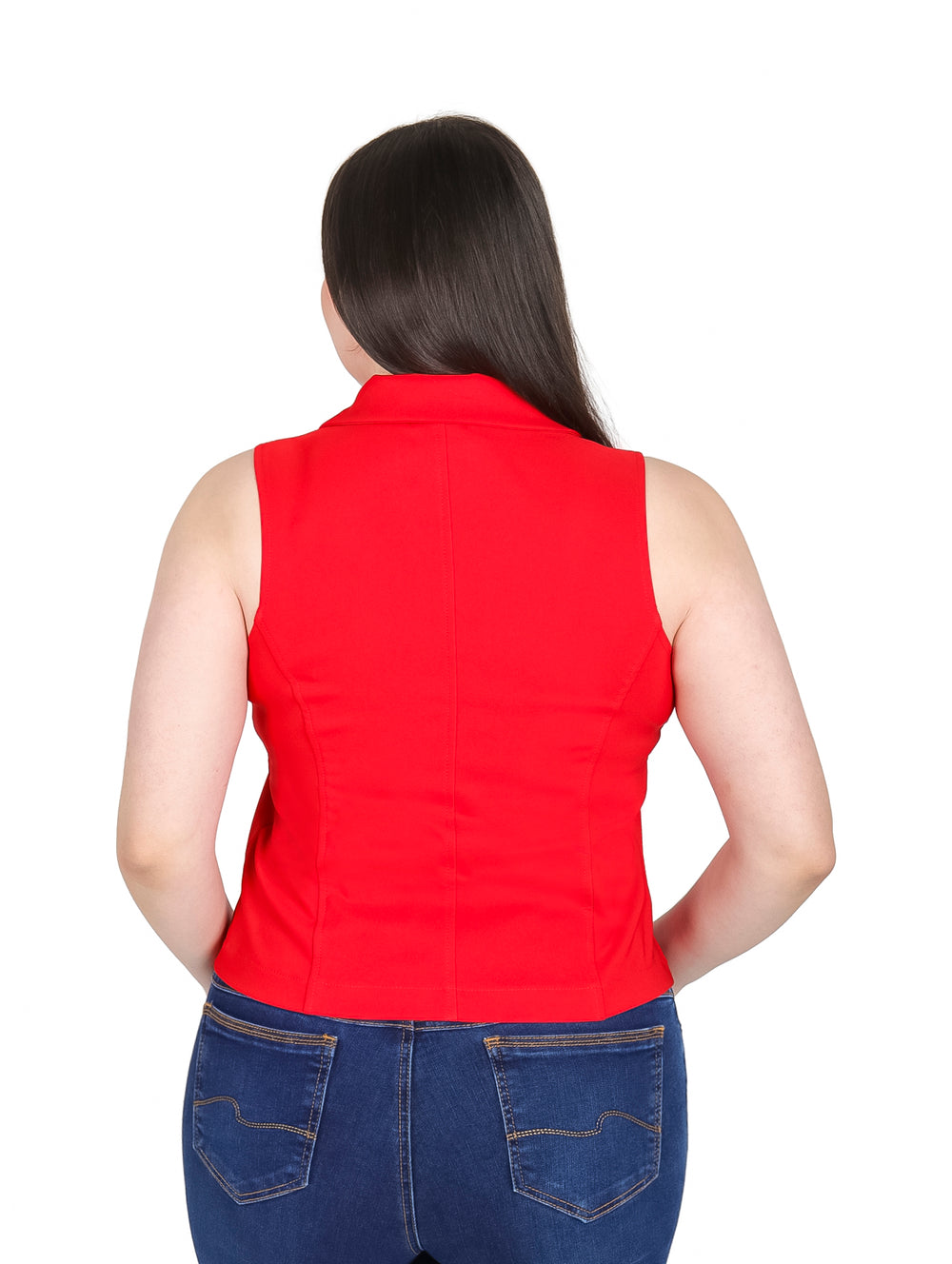 Mujer vistiendo un chaleco rojo abotonado y pantalones vaqueros azules sobre fondo blanco.