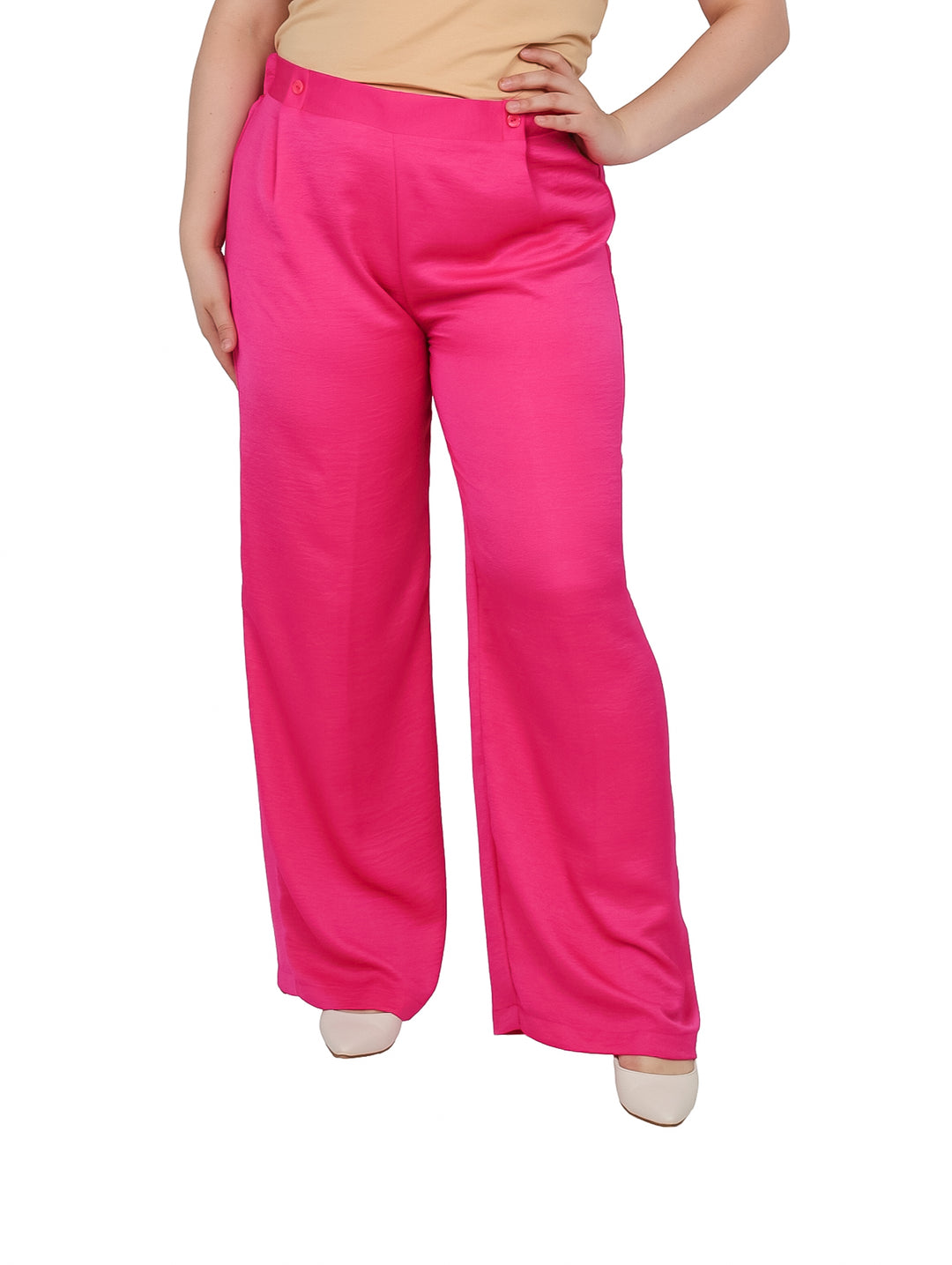 Mujer vistiendo pantalón ancho de satín color fucsia de talle alto.