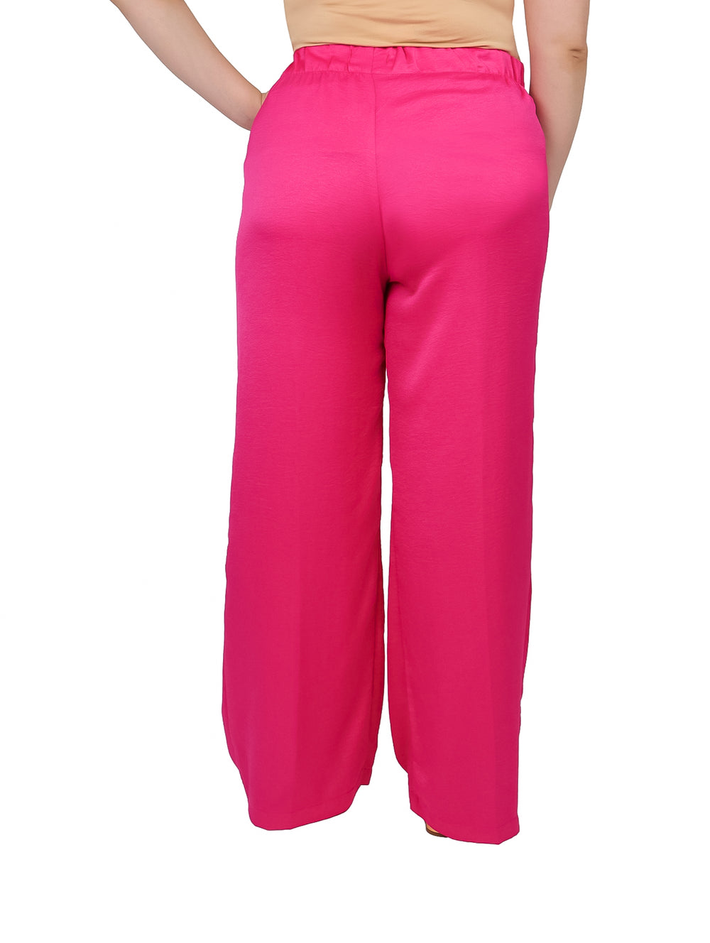 Mujer vistiendo pantalón ancho de satín color fucsia de talle alto.