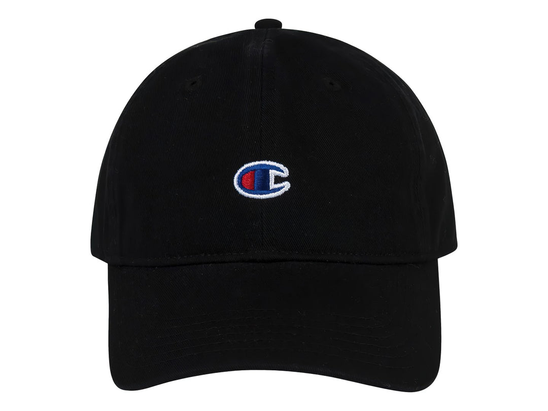 Gorra negra de la marca Champion con logotipo bordado en el centro y visera curva.