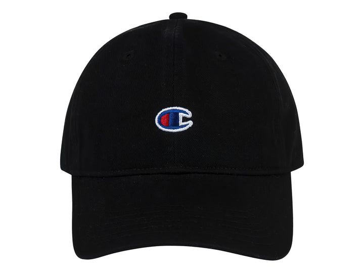 Gorra negra de la marca Champion con logotipo bordado en el centro y visera curva.