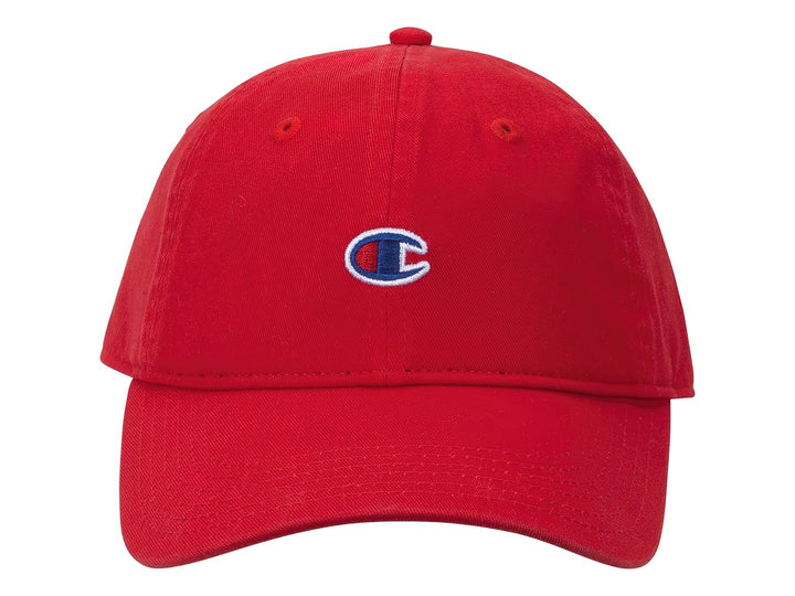 Gorra roja de la marca Champion con logotipo bordado en el frente y visera curva.