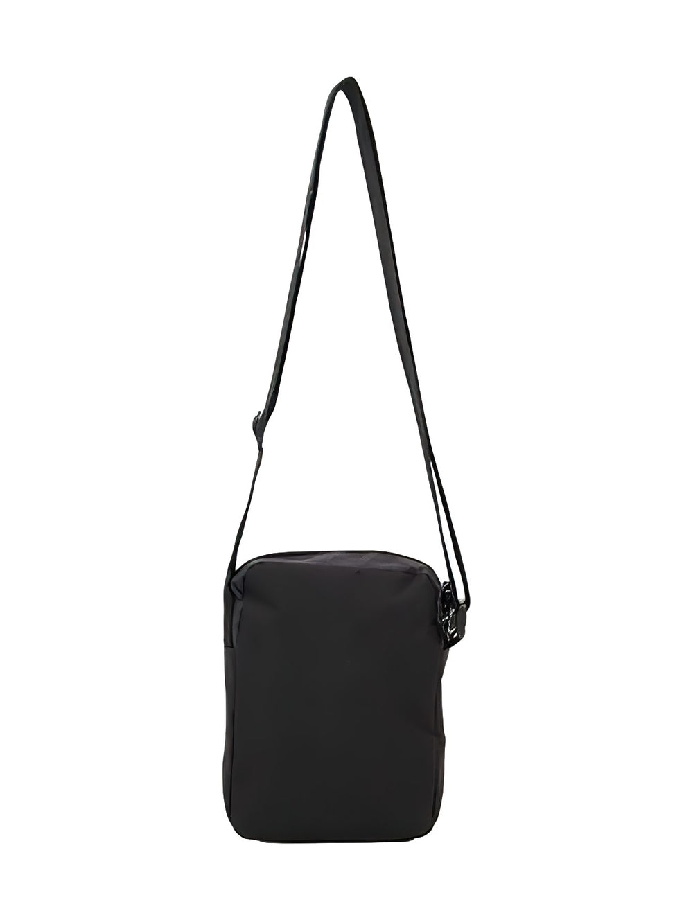 Bolso crossbody Champion de color negro con logotipo frontal y correa ajustable.