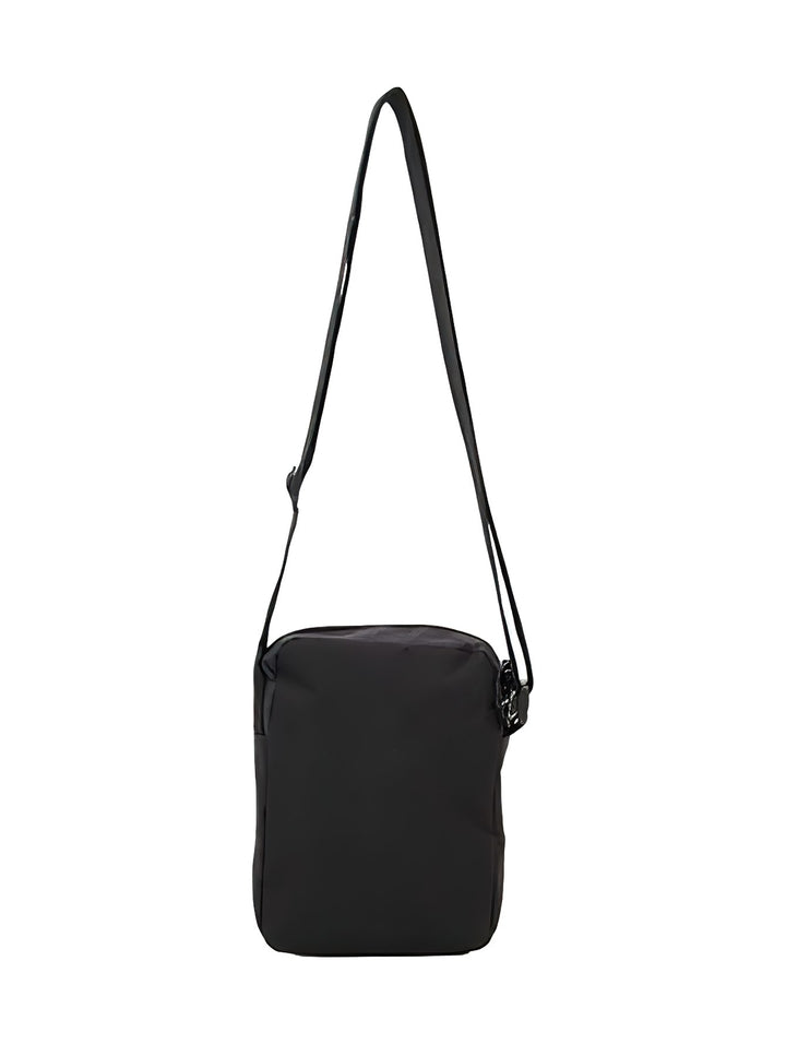 Bolso crossbody Champion de color negro con logotipo frontal y correa ajustable.
