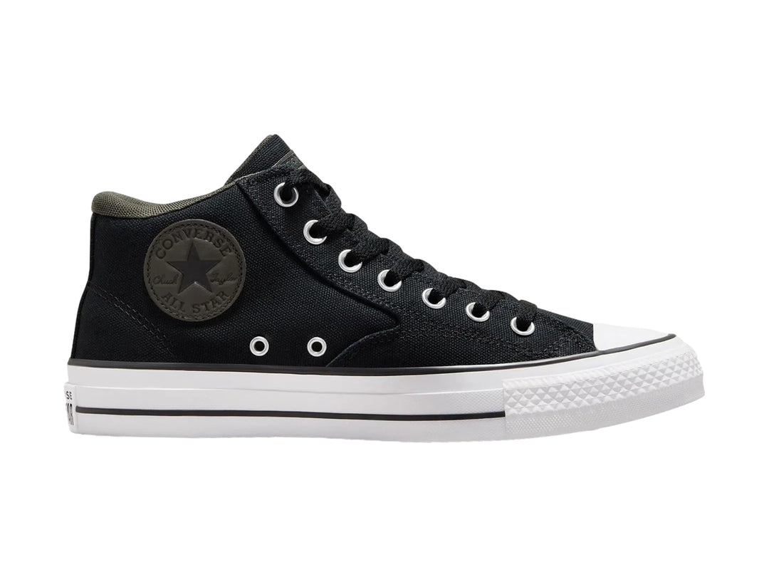 Tenis Converse Chuck Taylor All Star Malden color negro con suela blanca y corte medio.