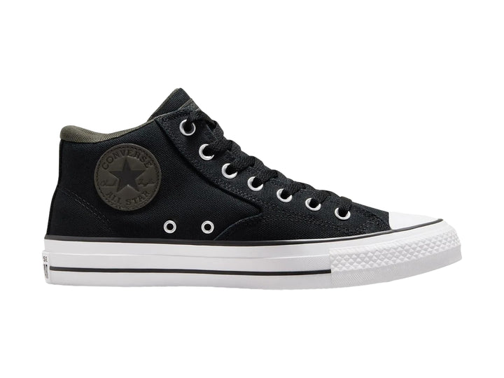 Tenis Converse Chuck Taylor All Star Malden color negro con suela blanca y corte medio.