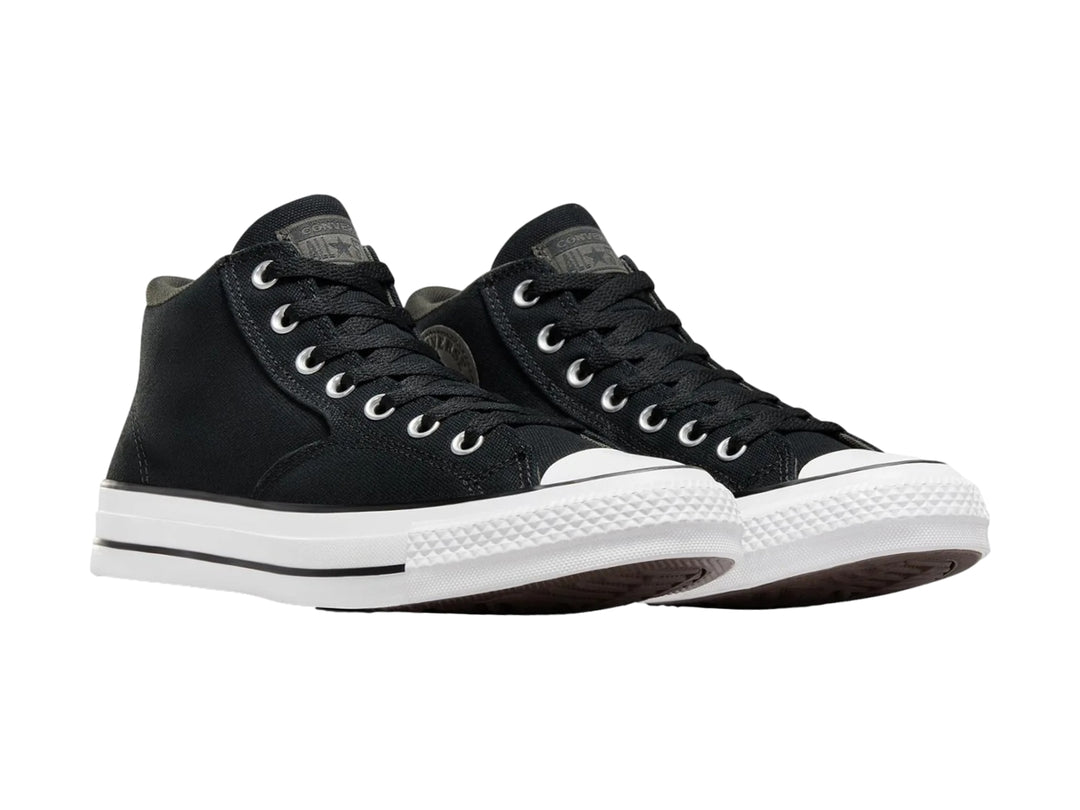Tenis Converse Chuck Taylor All Star Malden color negro con suela blanca y corte medio.