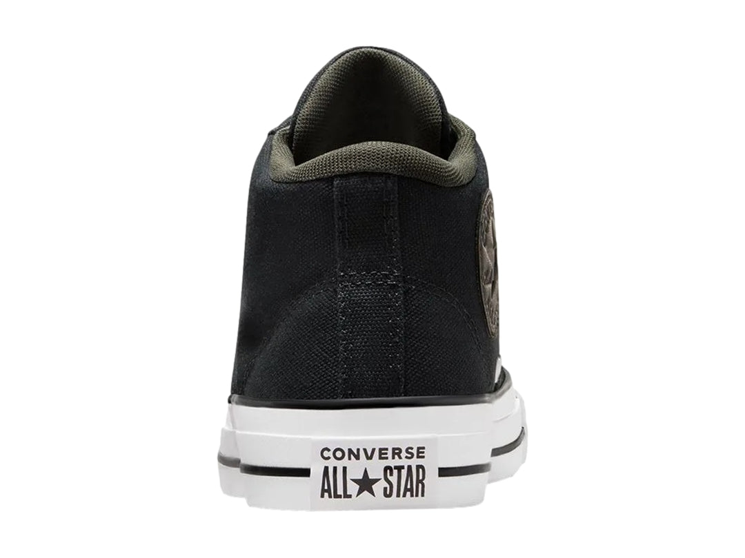 Tenis Converse Chuck Taylor All Star Malden color negro con suela blanca y corte medio.