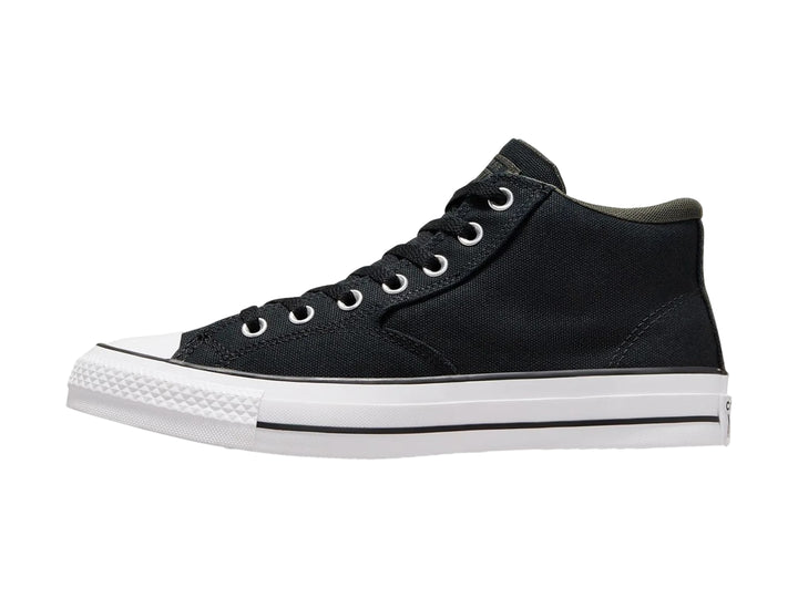 Tenis Converse Chuck Taylor All Star Malden color negro con suela blanca y corte medio.