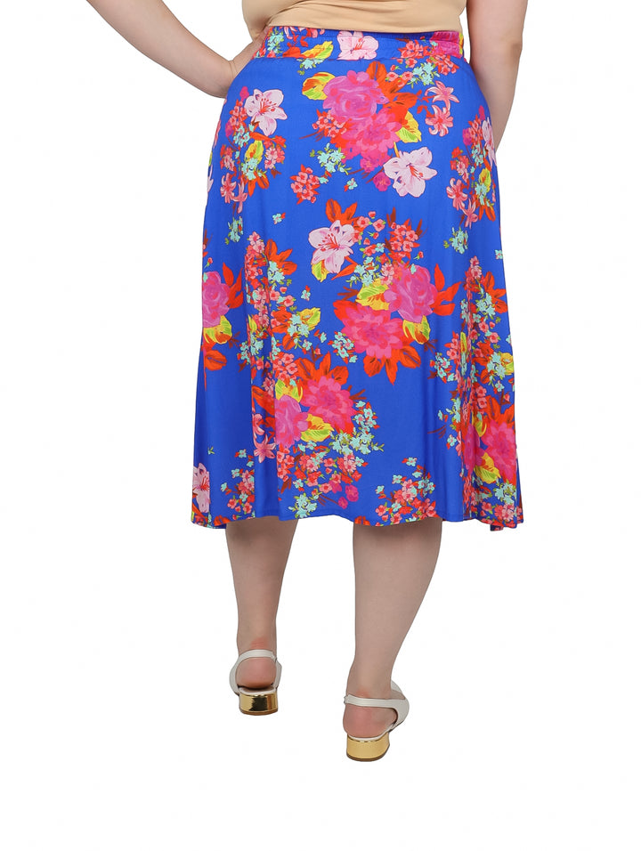 Falda midi azul con estampado floral en tonos rosa y rojo, incluye cinturón y abertura lateral.