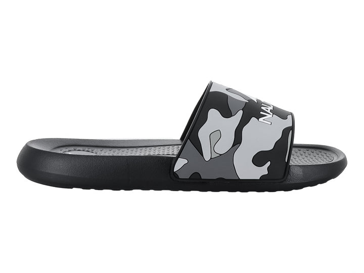 Sandalia slide Nautica color negro con correa de estampado camuflaje en tonos gris y negro.