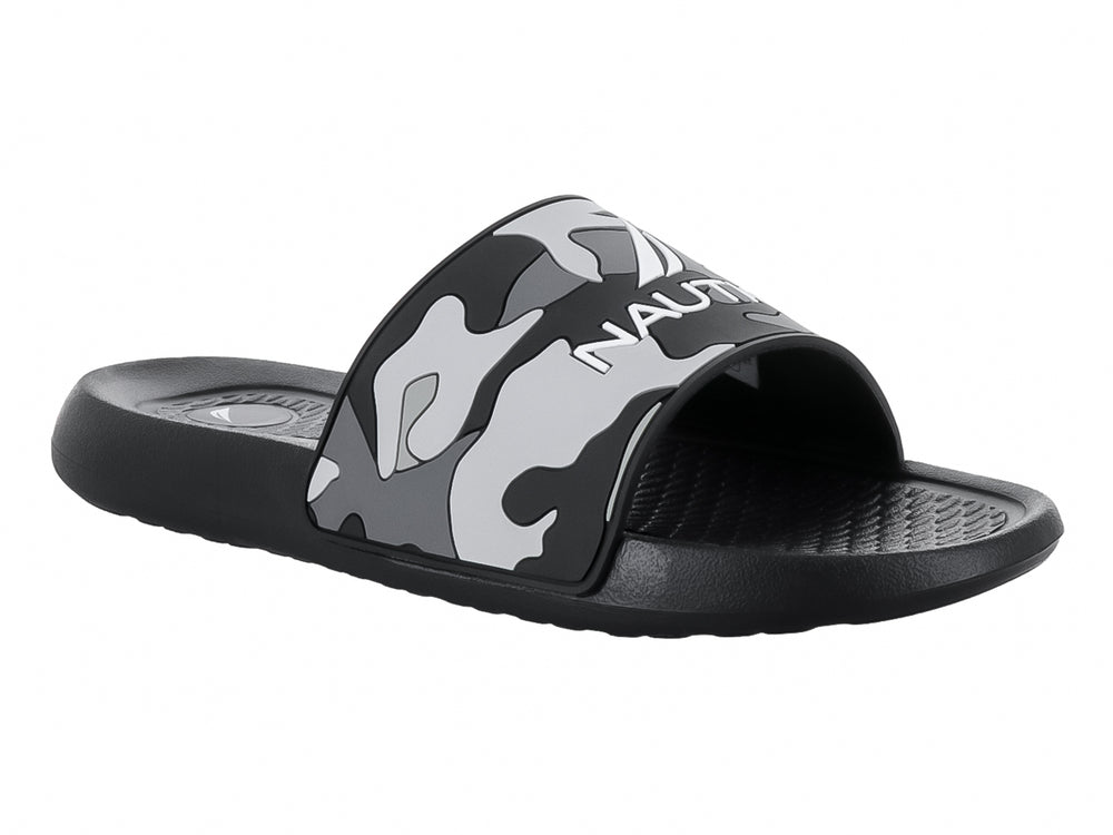 Sandalia slide Nautica color negro con correa de estampado camuflaje en tonos gris y negro.